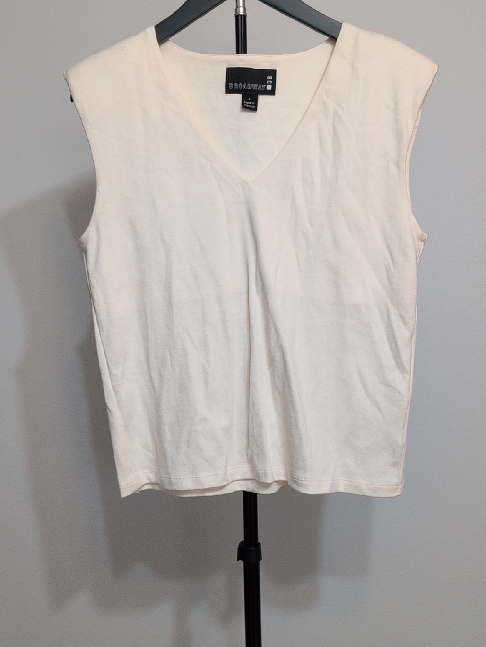 Banana Republic Cream V-Neck Sleeveless Tank Top
